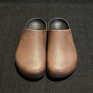 CROCS unisex Textured Brown Slip-Ons